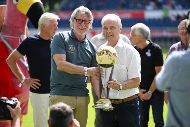 Bilder des Jahres 2022, Sport 07 Juli Bernard Ennatz Dietz, re., wurde von Toni Schumacher als Fussballer Guardian of Tradition geehrt 17.07.2022, Fussball GER, Saison 2022 2023, Schauinsland-Reisen CUP DER TRADITIONEN in Duisburg, Borussia Mönchengladbach - MSV Duisburg Foto: Maik Hölter TEAM2sportphoto Duisburg Nordrhein-Westfalen Deutschland
