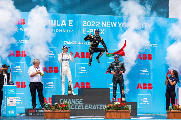 Bilder des Jahres 2022, Sport 07 Juli DA COSTA Antonio Felix (por), DS Techeetah, DS E-Tense FE21, VANDOORNE Stoffel (bel), Mercedes-EQ Silver Arrow 02, EVANS Mitch (nzl), Jaguar TCS Racing, Jaguar I-Type 5, BERESFORD Nigel, DS Techeetah Team Manager, podium ambiance during the 2022 New York City ePrix, 8th meeting of the 2021-22 ABB FIA Formula E World Championship, WM, Weltmeisterschaft on the Brooklyn Street Circuit from July 14 to 17, in New York, United States of America - AUTO - 2022 FORMULA E NEW YORK CITY ePRIX DPPI Panoramic 03422009-BR-376