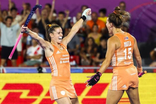 Bilder des Jahres 2022, Sport 07 Juli Sport Bilder des Tages TERRASSA - Frederique Matla (NED) receives the congratulations after scoring 2-0 during the final between the Netherlands and Argentina at the Hockey World Cup. ANP WILLEM VERNES FIH Hockey Women s World Cup 2022 2022 xVIxANPxSportx xxANPxIVx