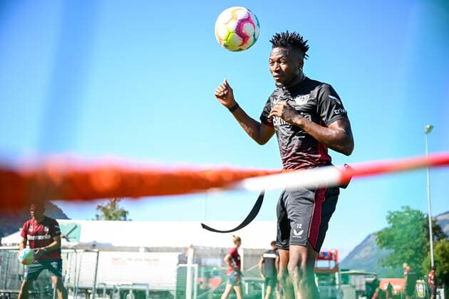 AUT, Trainingslager Bayer Leverkusen 19.07.2022, Alois-Latini-Stadion , Kaprun Zell am See, AUT, Trainingslager Bayer Leverkusen im Bild picture shows Edmond Tapsoba (Bayer Leverkusen 12) köpft den Ball