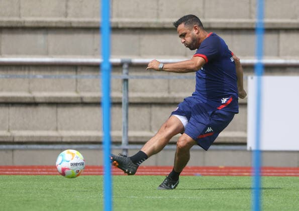 Fussball - Trainingslager - 1. FSV Mainz 05 - 15.07.22, Co-Trainer BABAK KEYHANFAR beim Flanken, -