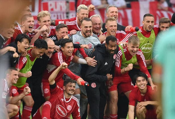 Bilder des Jahres 2022, Sport 07 Juli Sport Themen der Woche KW29 Die Mannschaft von Fortuna Düsseldorf feiert mit Trainer Daniel Thioune (Fortuna Duesseldorf), mi., den Sieg 22.07.2022, Fussball GER, Saison 2022 2023, 2. Bundesliga, 2. Spieltag, Fortuna Düsseldorf - SC Paderborn Foto: Maik Hölter TEAM2sportphoto DFL regulations prohibit any use of photographs as image sequences and or quasi-video Duesseldorf Nordrhein Westfalen Deutschland