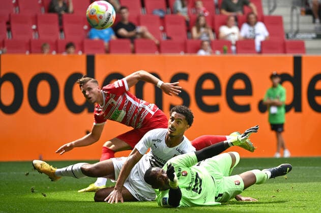 Bilder des Jahres 2022, Sport 07 Juli Sport Themen der Woche KW29 Sport Bilder des Tages Ermedin DEMIROVIC (FC Augsburg) schiesst das Tor zum 1-1 gegen Loic BADE (Rennes) und Torwart Steve MANDANDA (Rennes), Aktion,Torschuss,Strafraumszene. Fussball Testspiel FC Augsburg - Stades Rennes am 23.07.2022 in Augsburg ,WWK -Arena. DFL regulations prohibit any use of photographs as image sequences and or quasi-video