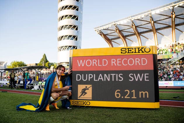 Bilder des Jahres 2022, Sport 07 Juli Sport Themen der Woche KW29 Sport Bilder des Tages 220724 Armand Duplantis of Sweden celebrates after clearing 6,21 and setting a new world record at men?s pole vault final during day 10 of the 2022 World Athletics Championships on July 24, 2022 in Eugene. Photo: Joel Marklund BILDBYRAN kod JM JM0338 bbeng friidrott athletics friidrett 2022 world athletics championships world athletics championships oregon22 friidrotts-vm friidretts-vm vm sverige Copyright: JOELxMARKLUND BB220724JM127