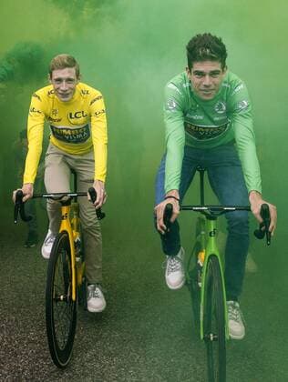 Bilder des Jahres 2022, Sport 07 Juli Sport Themen der Woche KW30 DEN BOSCH - The Dane Jonas Vingegaard and Belgian Wout van Aert (R) arrive for the ceremony at the headquarters of cycling team Jumbo-Visma. After Bjarne Riis, cyclist Vingegaard became the second Dane to finish the Tour de France as the winner. ANP SEM VAN DER WAL xVIxANPxSportx xxANPxIVx