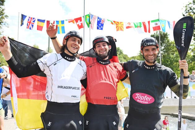Bilder des Jahres 2022, Sport 07 Juli Sport Themen der Woche KW30 Sport Bilder des Tages v.li:Noah HEGGE (GER),Stefan HENGST (GER),Hannes AIGNER (GER), Jubel,Freude,Begeisterung,Sieger,winner, World Champion, Men s Kayak Team Final. 2022 ICF Canoe Slalom World Championships am 27.07.2022 in Augsburg.