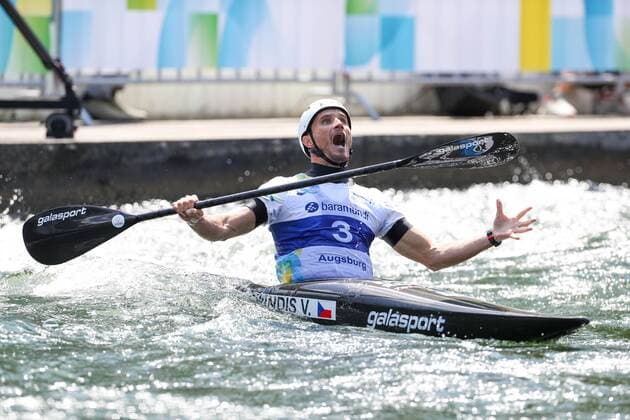 Bilder des Jahres 2022, Sport 07 Juli Sport Themen der Woche KW30 Sport Bilder des Tages Weltmeister Vit Prindis aus der Tschechei, Kanu Slalom: Weltmeisterschaft, Kajak-Einer, Finale, Herren, Kanu Slalom Weltmeisterschaft in Augsburg, ICF, 30.07.2022 Augsburg Bayern Deutschland