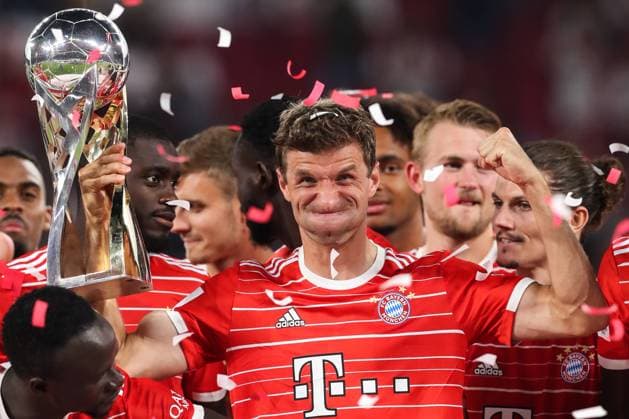 Bilder des Jahres 2022, Sport 07 Juli Sport Themen der Woche KW30 Sport Bilder des Tages Thomas Mueller Müller (FC Bayern München,25) feiert den DFL-Supercup Sieg - DFL-Supercup 2022 RB Leipzig vs. FC Bayern München in der Red Bull Arena in Leipzig - Aktion,Fussball,Deutschland,Mann,Männer,30.07.2022
