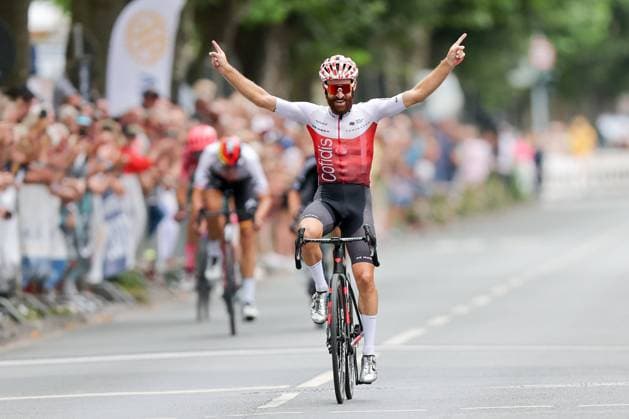 Bilder des Jahres 2022, Sport 07 Juli Sport Themen der Woche KW30 Sport Bilder des Tages 43. Grand Prix Bad Homburg Simon Geschke reißt jubeln die Arme nach oben. Kurpark-Radrennen in Bad Homburg am 31. Juli 2022., Bad Homburg Hessen Deutschland Kurpark