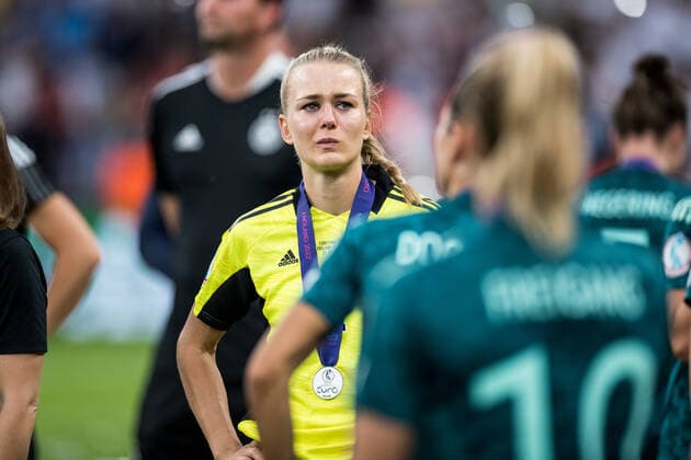Bilder des Jahres 2022, Sport 07 Juli Bilder des Jahres 2022, Sport 07 Juli Sport Themen der Woche KW30 Sport Bilder des Tages UEFA WOMEN’S EURO ENGLAND 2022: Finale England - Deutschland; 31.07.2022 Merle Frohms (Deutschland, 1) weint UEFA WOMEN’S EURO ENGLAND 2022: Finale England - Deutschland; Wembley Stadium, London, 31.07.2022 Copyright: xBEAUTIFULxSPORTS Wunderlx