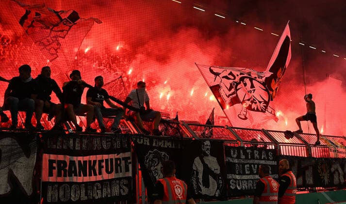 Bilder des Jahres 2022, Sport 08 August Sport Themen der Woche KW31 Sport Bilder des Tages 01.08.2022, xjhx, Fussball DFB Pokal 1.Runde, 1.FC Magdeburg - Eintracht Frankfurt emspor, v.l. Fans Eintracht Frankfurt, Stimmung, Schals, zuenden Bengalos Pyrotechnik (DFL DFB REGULATIONS PROHIBIT ANY USE OF PHOTOGRAPHS as IMAGE SEQUENCES and or QUASI-VIDEO) Magdeburg