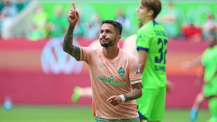 v.li.: Torschütze Leonardo Bittencourt (SV Werder Bremen, 10) mit Torjubel, Jubel, optimistisch, Spielszene, Highlight, Freude über das Tor zum 1:2, DIE DFL-RICHTLINIEN UNTERSAGEN JEGLICHE NUTZUNG VON FOTOS ALS SEQUENZBILDER UND ODER VIDEOA?HNLICHE FOTOSTRECKEN. DFL REGULATIONS PROHIBIT ANY USE OF PHOTOGRAPHS AS IMAGE SEQUENCES AND OR QUASI-VIDEO., 06.08.2022, Wolfsburg (Deutschland), Fussball, Bundesliga, VfL Wolfsburg - SV Werder Bremen