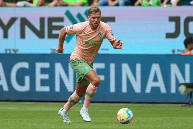 v.li.: Niclas Füllkrug (SV Werder Bremen, 11) am Ball, Freisteller, Einzelbild, Ganzkörper, Aktion, Action, Spielszene, DIE DFL-RICHTLINIEN UNTERSAGEN JEGLICHE NUTZUNG VON FOTOS ALS SEQUENZBILDER UND ODER VIDEOA?HNLICHE FOTOSTRECKEN. DFL REGULATIONS PROHIBIT ANY USE OF PHOTOGRAPHS AS IMAGE SEQUENCES AND OR QUASI-VIDEO., 06.08.2022, Wolfsburg (Deutschland), Fussball, Bundesliga, VfL Wolfsburg - SV Werder Bremen