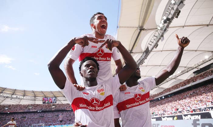 Bilder des Jahres 2022, Sport 08 August Sport Themen der Woche KW31 Sport Bilder des Tages Sport Bilder des Tages Stuttgart , Fußball Bundesliga VfB Stuttgart vs. RB Leipzig , Jubel Naouirou Ahamada ( VfB ) , oben: Tiago Tomas