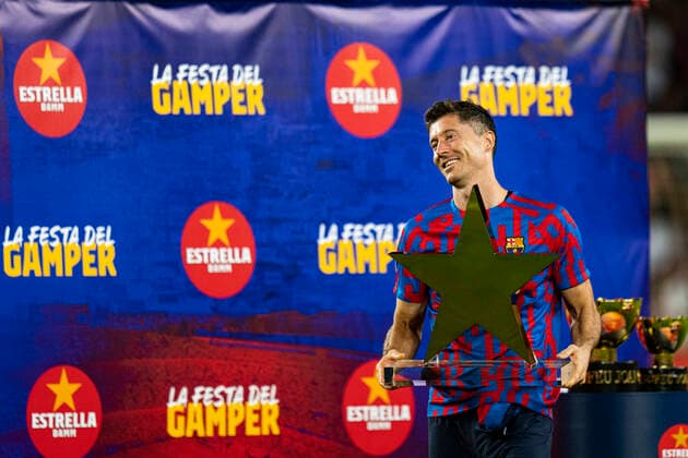 Bilder des Jahres 2022, Sport 08 August Sport Themen der Woche KW31 Sport Bilder des Tages Sport Bilder des Tages 07.08.2022, xslx, Fussball Torneig Gamer, FC Barcelona, Barca - Pumas UNAM emspor, v.l. Robert Lewandowski (FC Barcelona) Pokal bester spieler ehrung (DFL DFB REGULATIONS PROHIBIT ANY USE OF PHOTOGRAPHS as IMAGE SEQUENCES and or QUASI-VIDEO) Barcelona