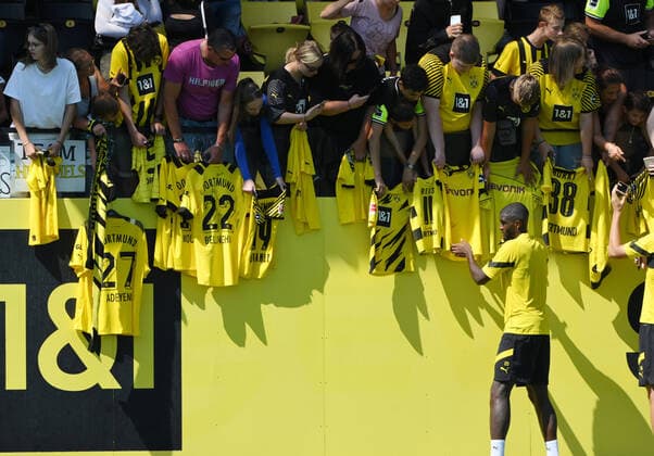 Bilder des Jahres 2022, Sport 08 August Sport Themen der Woche KW32 Sport Bilder des Tages Anthony Modeste (Borussia Dortmund) gibt nach dem Training den Fans Autogramme 09.08.2022, Fussball GER, Saison 2022 23, 1. Bundesliga, Training Borussia Dortmund, Foto: Maik Hölter TEAM2sportphoto Dortmund Nordrhein Westfalen Deutschland