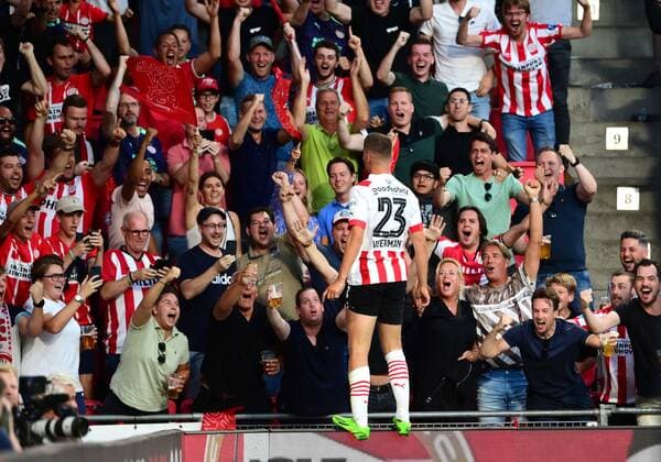 Sport Bilder des Tages EINDHOVEN - Joey Veerman of PSV Eindhoven celebrates the 1-0 victory during the UEFA Champions League third qualifying round match between PSV Eindhoven and AS Monaco at the Phillips stadium on August 9, 2022 in Eindhoven, Netherlands. ANP OLAF KRAAK UEFA Europa Champions League, Third Qualifying Round second leg 2022 2023 xVIxANPxSportx xxANPxIVx