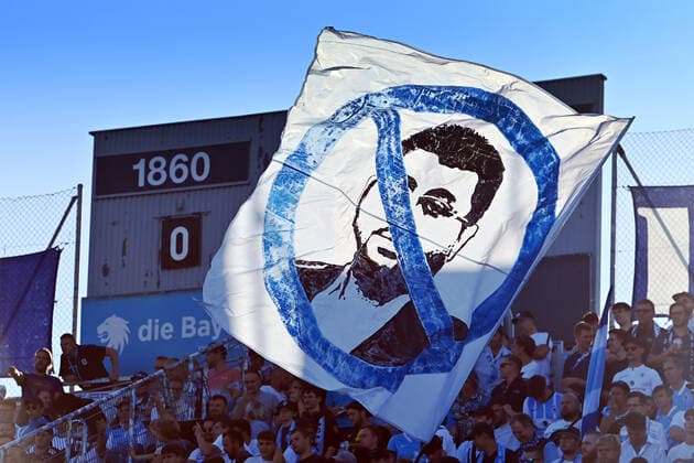 Anti Hasan ISMAIK (Investor) Fahne,Flagge im 1860 Fanblock, Fans,Fussballfans Fussball 3.Liga,,3.Spieltag TSV 1860 Muenchen - SV Meppen 4-0 am 09.08.2022 in Muenchen GRUENWALDER STADION. DFL REGULATIONS PROHIBIT ANY USE OF PHOTOGRAPHS AS IMAGE SEQUENCES AND OR QUASI-VIDEO.