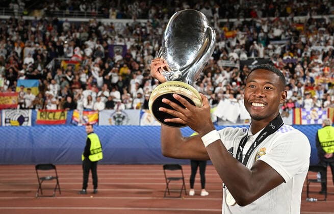 10.08.2022, xjhx, Fussball UEFA Supercup 2022, Eintracht Frankfurt - Real Madrid emspor, v.l. Jubel Freude über den Sieg des Supercups bei Real Madrid mit dem Pokal David Alaba (Real Madrid) (DFL DFB REGULATIONS PROHIBIT ANY USE OF PHOTOGRAPHS as IMAGE SEQUENCES and or QUASI-VIDEO) Helsinki