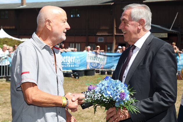07.08.2022, Dresden, Sachsen, GER - Christoph Winkler (rechts) gratuliert Hans-Juergen Hansi Kreische nachtraeglich zum 75. Geburtstag. Galopprennbahn Dresden-Seidnitz. (Kreische, Winkler, Dynamo Dresden, Fussball, Ex-Fussballer) 220807D192DRESDEN.JPG