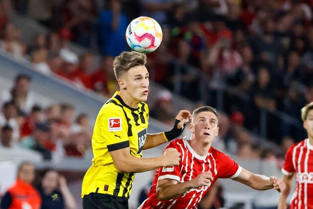 Nico Schlotterbeck (BVB Dortmund, 04) und Roland Sallai (SC Freiburg, 22) beim Kopfballduell, GER, SC Freiburg vs. Borussia Dortmund, Fussball, Bundesliga, 2. Spieltag, Spielzeit 2022 2023, 12.08.2022 DFL REGULATIONS PROHIBIT ANY USE OF PHOTOGRAPHS AS IMAGE SEQUENCES AND OR QUASI-VIDEO. GER, SC Freiburg vs. Borussia Dortmund, Fussball, Bundesliga, 2. Spieltag, Spielzeit 2022 2023, 12.08.2022 Freiburg im Breisgau Copyright: xEibner-Pressefoto GrantxHubbsx EP_GHS
