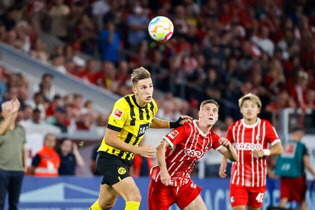 Nico Schlotterbeck (BVB Dortmund, 04) und Roland Sallai (SC Freiburg, 22) beim Kopfballduell, GER, SC Freiburg vs. Borussia Dortmund, Fussball, Bundesliga, 2. Spieltag, Spielzeit 2022 2023, 12.08.2022 DFL REGULATIONS PROHIBIT ANY USE OF PHOTOGRAPHS AS IMAGE SEQUENCES AND OR QUASI-VIDEO. GER, SC Freiburg vs. Borussia Dortmund, Fussball, Bundesliga, 2. Spieltag, Spielzeit 2022 2023, 12.08.2022 Freiburg im Breisgau Copyright: xEibner-Pressefoto GrantxHubbsx EP_GHS