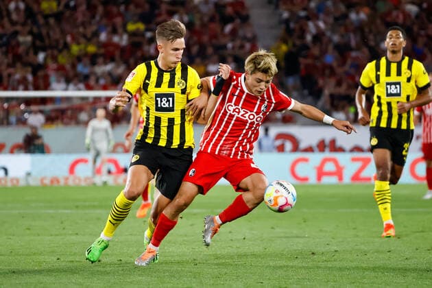 Nico Schlotterbeck (BVB Dortmund, 04) und Ritsu Doan (SC Freiburg, 42) im Zweikampf, GER, SC Freiburg vs. Borussia Dortmund, Fussball, Bundesliga, 2. Spieltag, Spielzeit 2022 2023, 12.08.2022 DFL REGULATIONS PROHIBIT ANY USE OF PHOTOGRAPHS AS IMAGE SEQUENCES AND OR QUASI-VIDEO. GER, SC Freiburg vs. Borussia Dortmund, Fussball, Bundesliga, 2. Spieltag, Spielzeit 2022 2023, 12.08.2022 Freiburg im Breisgau Copyright: xEibner-Pressefoto GrantxHubbsx EP_GHS