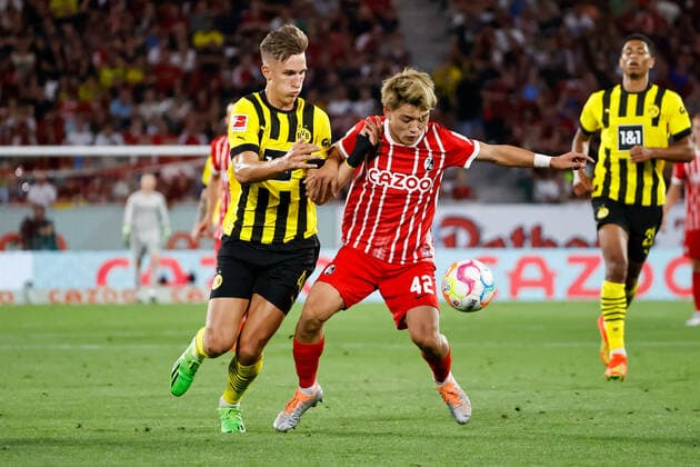 Nico Schlotterbeck (BVB Dortmund, 04) und Ritsu Doan (SC Freiburg, 42) im Zweikampf, GER, SC Freiburg vs. Borussia Dortmund, Fussball, Bundesliga, 2. Spieltag, Spielzeit 2022 2023, 12.08.2022 DFL REGULATIONS PROHIBIT ANY USE OF PHOTOGRAPHS AS IMAGE SEQUENCES AND OR QUASI-VIDEO. GER, SC Freiburg vs. Borussia Dortmund, Fussball, Bundesliga, 2. Spieltag, Spielzeit 2022 2023, 12.08.2022 Freiburg im Breisgau Copyright: xEibner-Pressefoto GrantxHubbsx EP_GHS