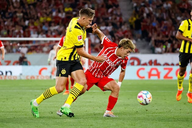 Nico Schlotterbeck (BVB Dortmund, 04) und Ritsu Doan (SC Freiburg, 42) im Zweikampf, GER, SC Freiburg vs. Borussia Dortmund, Fussball, Bundesliga, 2. Spieltag, Spielzeit 2022 2023, 12.08.2022 DFL REGULATIONS PROHIBIT ANY USE OF PHOTOGRAPHS AS IMAGE SEQUENCES AND OR QUASI-VIDEO. GER, SC Freiburg vs. Borussia Dortmund, Fussball, Bundesliga, 2. Spieltag, Spielzeit 2022 2023, 12.08.2022 Freiburg im Breisgau Copyright: xEibner-Pressefoto GrantxHubbsx EP_GHS