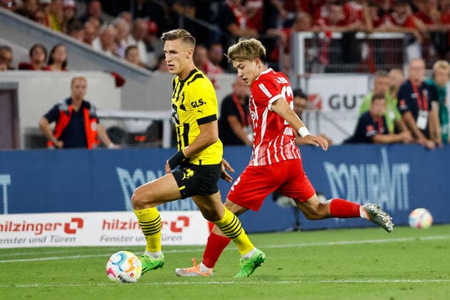 Nico Schlotterbeck (BVB Dortmund, 04) und Ritsu Doan (SC Freiburg, 42) im Laufduell, GER, SC Freiburg vs. Borussia Dortmund, Fussball, Bundesliga, 2. Spieltag, Spielzeit 2022 2023, 12.08.2022 DFL REGULATIONS PROHIBIT ANY USE OF PHOTOGRAPHS AS IMAGE SEQUENCES AND OR QUASI-VIDEO. GER, SC Freiburg vs. Borussia Dortmund, Fussball, Bundesliga, 2. Spieltag, Spielzeit 2022 2023, 12.08.2022 Freiburg im Breisgau Copyright: xEibner-Pressefoto GrantxHubbsx EP_GHS