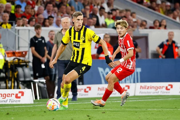 Nico Schlotterbeck (BVB Dortmund, 04) und Ritsu Doan (SC Freiburg, 42) im Laufduell, GER, SC Freiburg vs. Borussia Dortmund, Fussball, Bundesliga, 2. Spieltag, Spielzeit 2022 2023, 12.08.2022 DFL REGULATIONS PROHIBIT ANY USE OF PHOTOGRAPHS AS IMAGE SEQUENCES AND OR QUASI-VIDEO. GER, SC Freiburg vs. Borussia Dortmund, Fussball, Bundesliga, 2. Spieltag, Spielzeit 2022 2023, 12.08.2022 Freiburg im Breisgau Copyright: xEibner-Pressefoto GrantxHubbsx EP_GHS