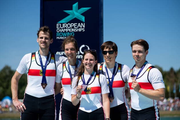 Bilder des Jahres 2022, Sport 08 August Sport Themen der Woche KW32 Sport Bilder des Tages HELMICH Jan, LACKNER Susanne, MARCHAND Katharina, LEMBECK Marc, THOENGE Inga (GER) celebrating their bronze medal on the Podium, Para PR3 Mixed Cox Four, GER, Rowing (Rudern), European Championships Munich 2022, 14.08.2022 Photo: Eibner Memmler GER, Rowing (Rudern), European Championships Munich 2022, 14.08.2022 Munich Copyright: xEibner Memmlerx EP_MMR
