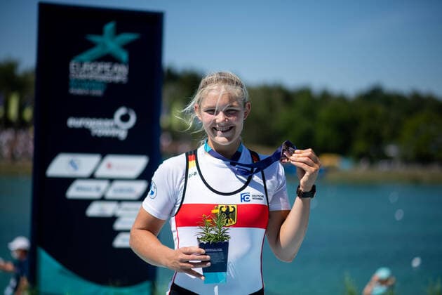 Bilder des Jahres 2022, Sport 08 August Sport Themen der Woche KW32 Sport Bilder des Tages FOESTER Alexandra (GER) celebrating her bronze medal on the podium, Womens Single Scull, GER, Rowing (Rudern), European Championships Munich 2022, 14.08.2022 Photo: Eibner Memmler GER, Rowing (Rudern), European Championships Munich 2022, 14.08.2022 Munich Copyright: xEibner Memmlerx EP_MMR