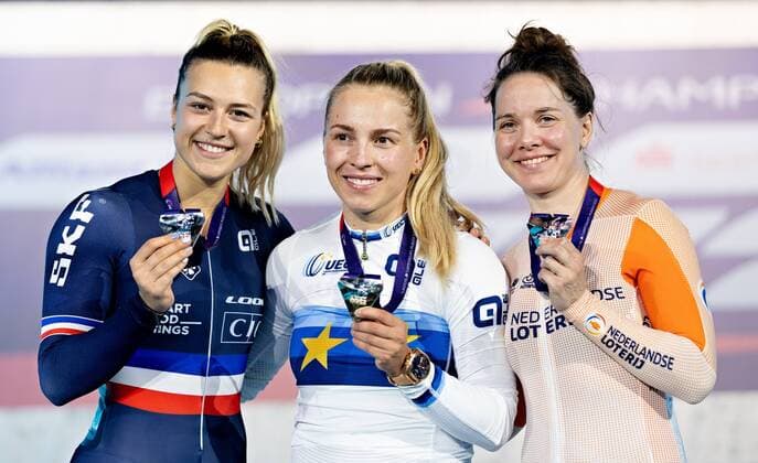 Bilder des Jahres 2022, Sport 08 August Sport Themen der Woche KW33 Sport Bilder des Tages MUNICH - Laurine van Riessen (r), Mathilde Gros (FRA) (l) and Emma Hinze (GER) (center) with medals during Track cycling, Rad, Radsport, Bahnrad, Bahn (omnium) on the fifth day of the Multi European Championship, EM, Europameisterschaft The German city of Munich will host a combined European Championship of various sports in 2022. ANP IRIS VAN DEN BROEK European Championships Munich 2022-Day 5 2022 xVIxANPxSportx xxANPxIVx