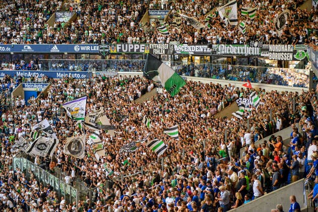 Fußball: 1. Liga, Saison 2022 2023, 2. Spieltag, FC Schalke 04 - Borussia Mönchengladbach am 13.08.2022 in der Veltins-Arena in Gelsenkirchen. Gladbach Fans im Gästeblock, DFL REGULATIONS PROHIBIT ANY USE OF PHOTOGRAPHS AS IMAGE SEQUENCES AND OR QUASI-VIDEO. Copyright: xNeundorf Kirchner-Mediax