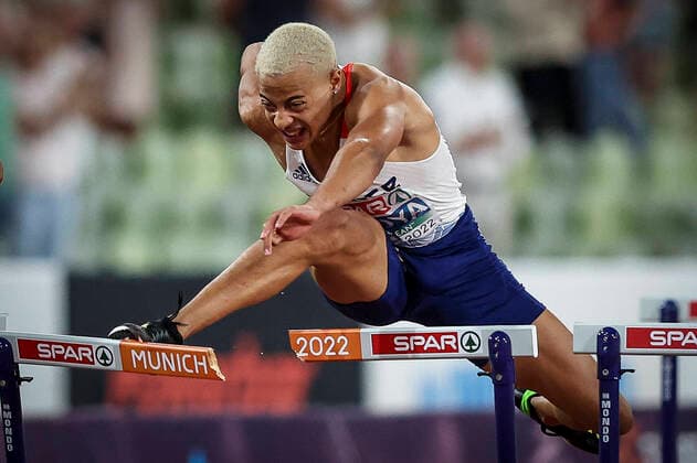Bilder des Jahres 2022, Sport 08 August Sport Themen der Woche KW33 Sport Bilder des Tages European Championships Munich22; Leichtathletik, 17.08.2022 Finale 110m Huerden: Sasha Zhoya (FRA) stuerzt an der letzten Huerde - European Championships Munich22 am 17.08.22 im Olympiastadion in Muenchen, Deutschland. Copyright: xBEAUTIFULxSPORTS AxelxKohringx