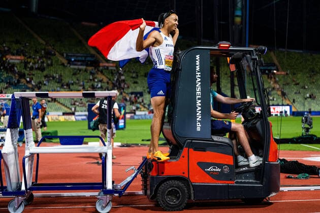 Bilder des Jahres 2022, Sport 08 August Sport Themen der Woche KW33 Sport Bilder des Tages 220817 Just Kwaouy Mathey of France celebrates after men?s 110 meter hurdles during day 7 of the European Championships on August 17, 2022 in Munich. Photo: Mathias Bergeld BILDBYRAN kod MB VG0336 friidrott athletics friidrett europamästerskap em em 2022 european championships munich 2022 munchen-em day 7 bbeng hurdles häck france frankrike Copyright: MATHIASxBERGELD BB220817MB165