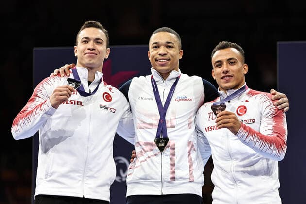 Bilder des Jahres 2022, Sport 08 August Sport Themen der Woche KW33 Sport Bilder des Tages Winners: Ahmet Onder TUR, Joe Fraser GBR, Aden Asil TUR - after all-around final at 2022 seniors Europeans in Munich; 18 08 2022;