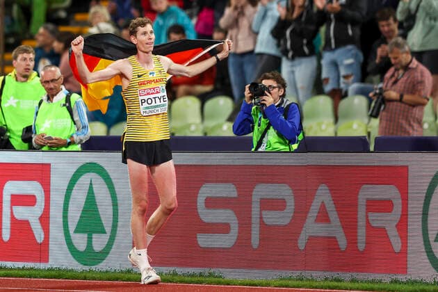 Bilder des Jahres 2022, Sport 08 August Sport Themen der Woche KW33 Sport Bilder des Tages European Championships Munich22; Leichtathletik, 18.08.2022 Tobias Potye (GER) mit Deutschland-Fahne; European Championships Munich22 am 18.08.22 im Olympiastadion in Muenchen, Deutschland. Copyright: xBEAUTIFULxSPORTS AxelxKohringx