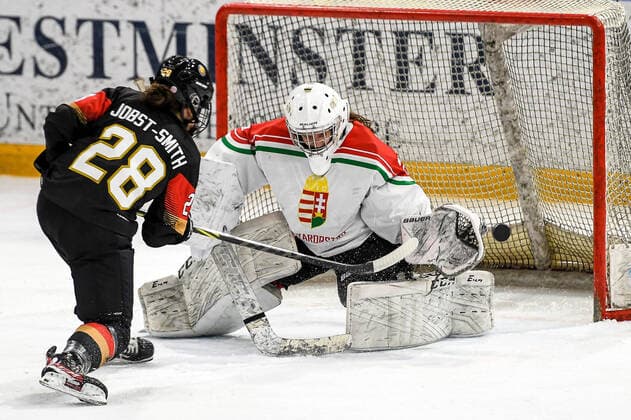 Bilder des Jahres 2022, Sport 08 August Sport Themen der Woche KW33 Sport Bilder des Tages GER, Deutschland (GER) vs Ungarn (HUN) 19.08.2022, BLZ Arena, Füssen Fuessen, GER, Deutschland (GER) vs Ungarn (HUN), im Bild Shutout nach Spielende, Katarina Jobst-Smith (GER, 28) bezwingt Zsuzsa Revesz (HUN, 20)