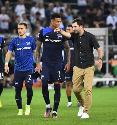 Fussball, Herren, Saison 2022 2023, 1. Bundesliga (3. Spieltag), Borussia Mönchengladbach - Hertha BSC, v. l. Peter Pekarik (Hertha BSC), Davie Selke (Hertha BSC), Trainer Sandro Schwarz (Hertha BSC), Enttäuschung nach Abpfiff, 19.08. 2022, Copyright: xSebastianxRäppold MatthiasxKochx