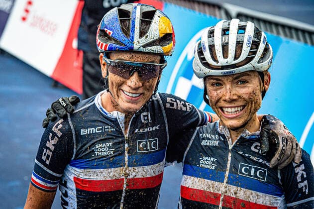 Bilder des Jahres 2022, Sport 08 August Sport Themen der Woche KW33 FERRAND PREVOT Pauline, LECOMTE Loana: UEC MTB Cycling European Championships - Munich 2022 FERRAND PREVOT Pauline ( FRA ) France - LECOMTE Loana ( FRA ) France Querformat - quer - horizontal - Landscape - Event Veranstaltung: UEC MTB Cycling European Championships 2022 - Category Kategorie: Cycling - MTB European Championships - Elite Women - Location Ort: Europe Germany - Bavaria - Munich - Olympic Parc - Discipline: MTB - Distance: ... - Date Datum: 20.08.2022 Saturday Day 2 -