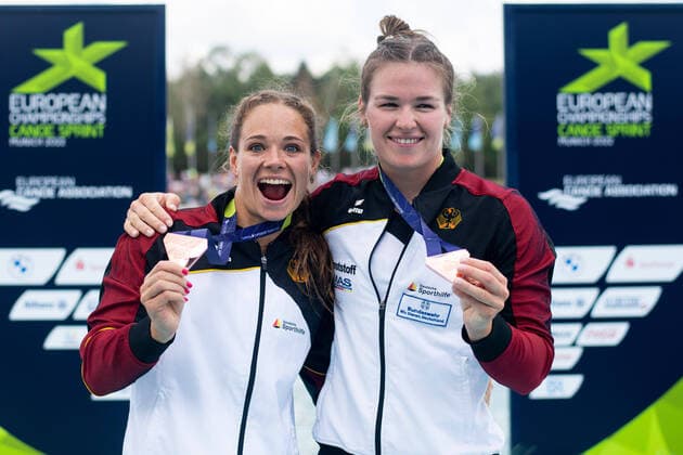 Bilder des Jahres 2022, Sport 08 August Sport Themen der Woche KW33 Sport Bilder des Tages HAKE Jule, PASZEK Paulina (GER) celebrating their bronze medal, Womens Kayak Double 200 Meter, GER, Canoe Sprint (Kanu Sprint), European Championships Munich 2022, 21.08.2022 Photo: Eibner Memmler GER, Canoe Sprint (Kanu Sprint), European Championships Munich 2022, 21.08.2022 Munich Copyright: xEibner Memmlerx EP_MMR