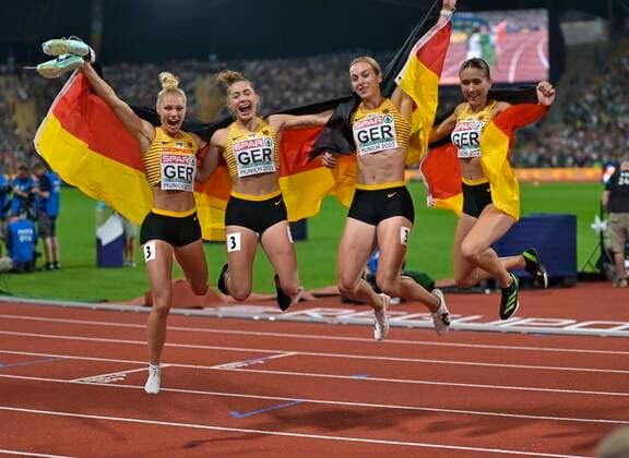 Bilder des Jahres 2022, Sport 08 August Sport Themen der Woche KW33 21.08.2022, European Championchips München 2022, 100 Meter Staffel der Frauen, Die Frauen freuen sich über die goldene Medaille v.l. Lisa Mayer, Gina Lückenkemper, Alexandra Burghard und Rebekka Haase (alle GER)