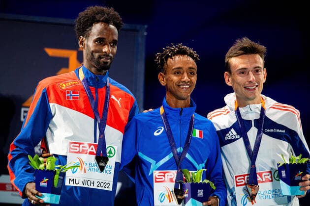 Bilder des Jahres 2022, Sport 08 August Sport Themen der Woche KW33 Sport Bilder des Tages 220821 Zerei Kbrom Mezngi of Norway, Yemaneberhan Crippa of Italy and Yann Schrub of France at the medal ceremony for men?s 10000 meter final during day 11 of the European Championships on August 21, 2022 in Munich. Photo: Vegard Grott BILDBYRAN kod VG VG0339 friidrott athletics friidrett europamästerskap em em 2022 european championships munich 2022 munchen-em day 11 bbeng norge italia frankrike Copyright: VEGARDxGRoTT BB220821VG076