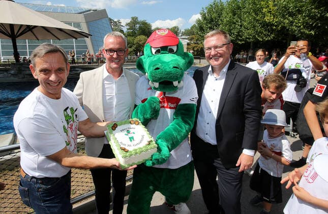 Bilder des Jahres 2022, Sport 08 August Sport Themen der Woche KW34 Sport Bilder des Tages BAU 22.08.2022 Stuttgart Fußball VfB Stuttgart Fritzles 30. Geburtstag, v.l. Dr. Thomas Kölpin (Direktor Wilhelma), VfB-Vorstandsvorsitzender Alexander Wehrle , Maskottchen Fritzle, Sven Busch (Geschäftsführer AOK Stuttgart-Böblingen)