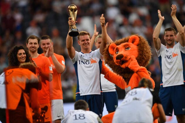 Bilder des Jahres 2022, Sport 08 August Sport Themen der Woche KW34 Sport Bilder des Tages Fußball Champions for Charity das Benefizspiel zu Ehren von Michael Schumacher am 24.08.2022 im Deutsche Bank Park in Frankfurt am Main Mick Schumacher nimmt den Pokal entgegen