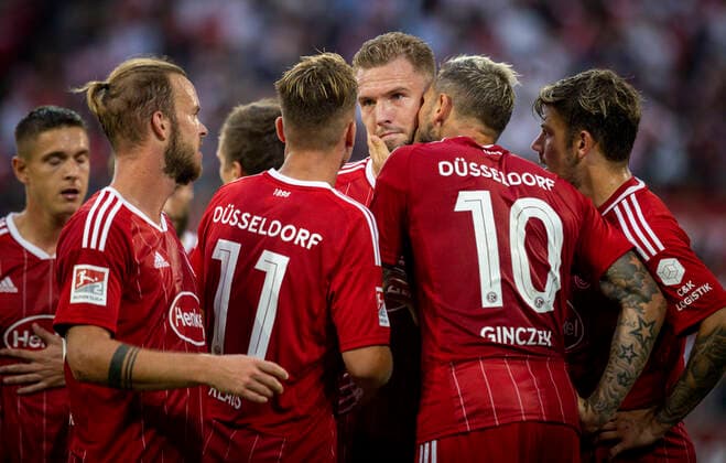 Bilder des Jahres 2022, Sport 08 August Sport Themen der Woche KW34 Sport Bilder des Tages Torjubel: Andre Hoffmann (F95) bekommt einen Kuss von Daniel Ginczek (F95) Fortuna Düsseldorf - Jahn Regensburg 26.08.2022, Fussball; Saison 2022 23 Foto: Moritz Müller