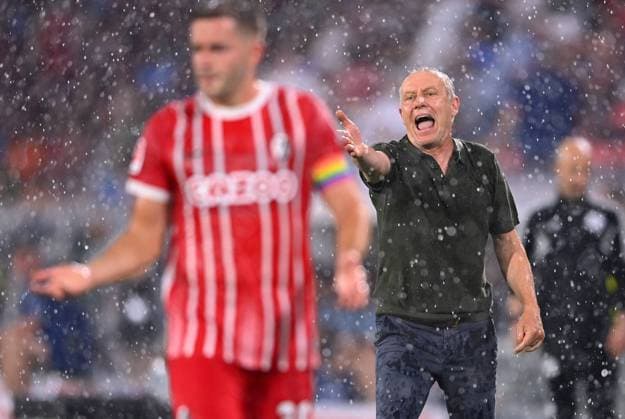 Bilder des Jahres 2022, Sport 08 August Sport Themen der Woche KW34 Sport Bilder des Tages Fussball 1. Bundesliga Saison 2022 2023 3. Spieltag SC Freiburg - VfL Bochum 26.08.2022 Trainer Christian Streich (re, SC Freiburg) im Regen