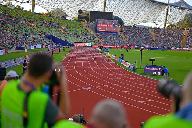 21.08.2022, European Championchips München 2022, Leichtathletik im Olympiastadion, DIe Hürden sind für den 100 Meter Hürdenlauf aufgebaut.